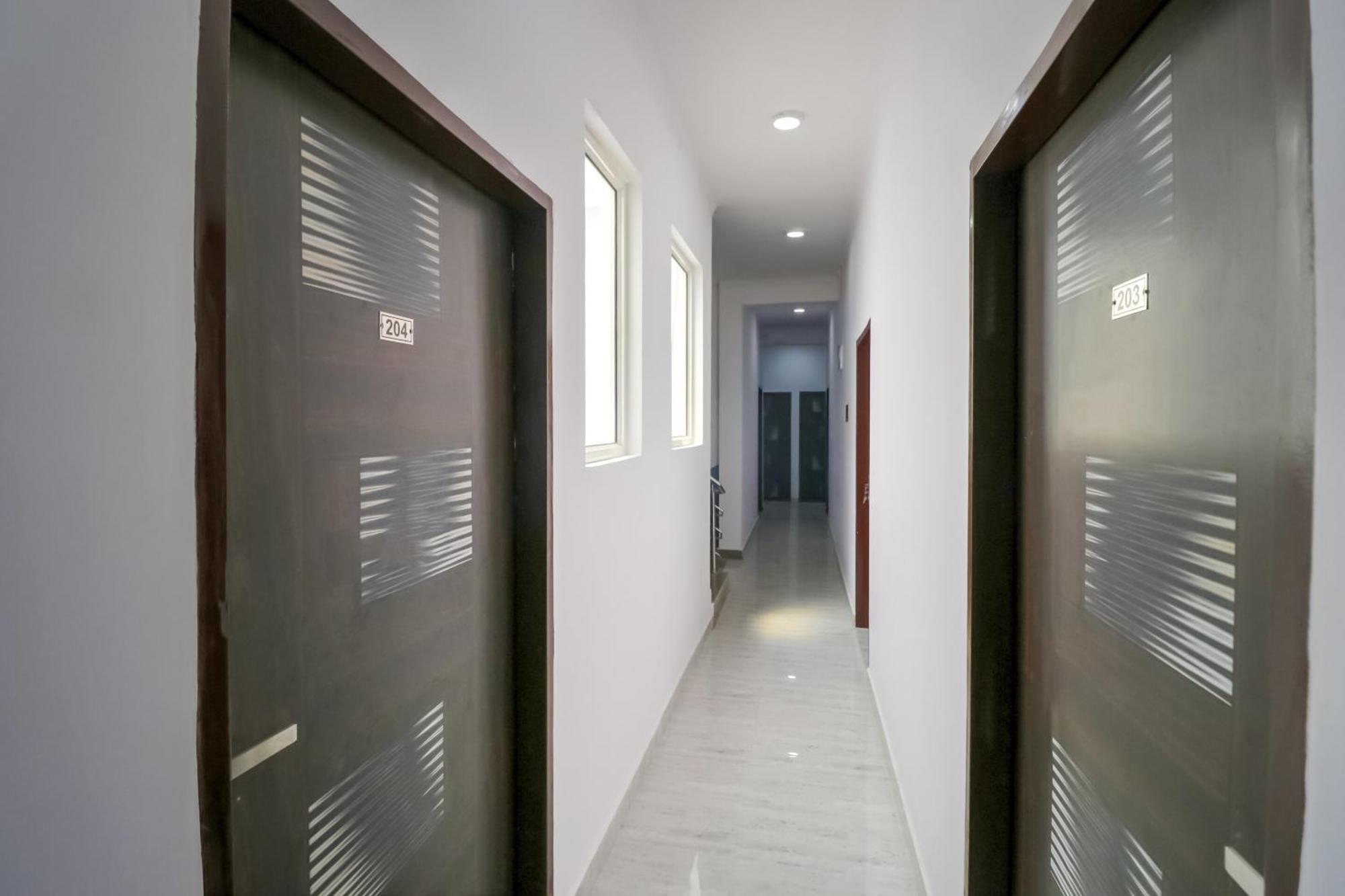 Hotel O 71370 White House Garhi Harsaru Экстерьер фото